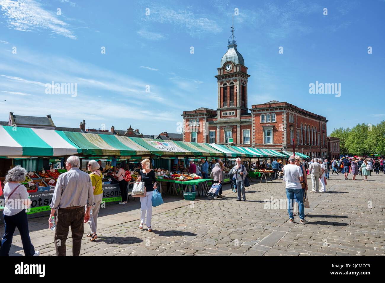 Chesterfield, Großbritannien - 14. Mai 2022: Der Outdoor-Markt in Chesterfield England Stockfoto