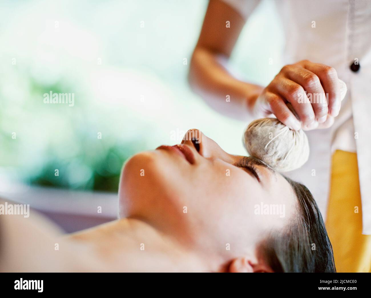 Junge Frau erhält geheime Ayung Beauty Behandlung im Ayung Spa, Ubud Hanging Gardens, Bali, Indonesien. Diese 60-minütige Gesichtsbehandlung beinhaltet den Applaus Stockfoto