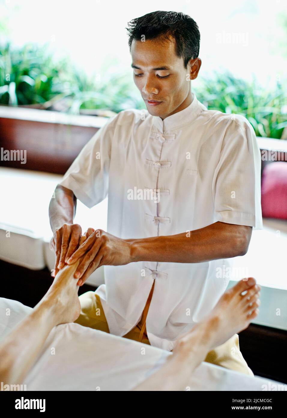 Balinesischer Spa-Therapeut mit Fußrefloxologie im Ayung Spa, Ubud Hanging Gardens, Bali, Indonesien. Stockfoto