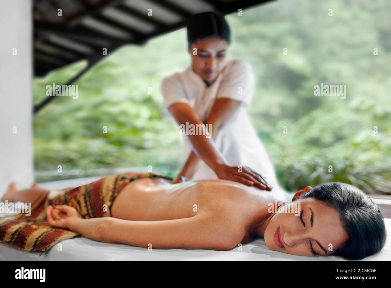 Junge Frau erhält eine Massage im Ayung Spa, Ubud Hanging Gardens, Bali, Indonesien. Stockfoto