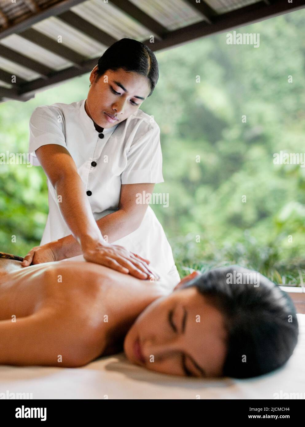 Junge Frau erhält eine Massage im Ayung Spa, Ubud Hanging Gardens, Bali, Indonesien. = Stockfoto