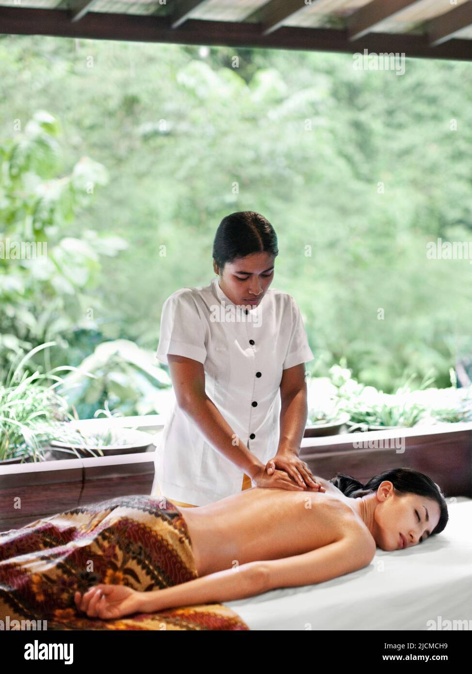 Junge Frau erhält eine Massage im Ayung Spa, Ubud Hanging Gardens, Bali, Indonesien. Stockfoto