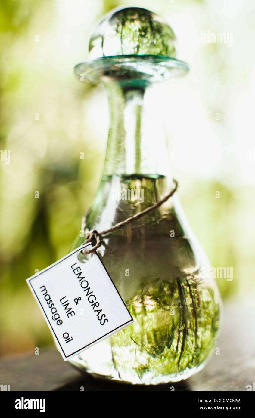 Flasche Zitronengras- und Limettenmassageöl, Ayung Spa, Ubud Hanging Gardens, Bali, Indonesien. Stockfoto