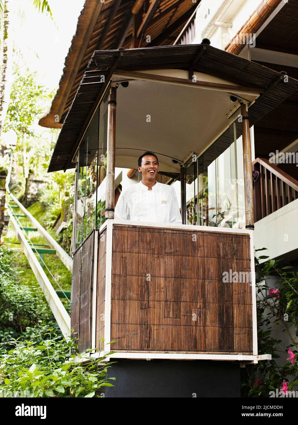 Balinesen fahren mit der Seilbahn (oder Straßenbahn) in den Ubud Hanging Gardens, Bali, Indonesien. Die Seilbahn fährt von der Hauptlobby zum Diatas Pohon Café. Stockfoto