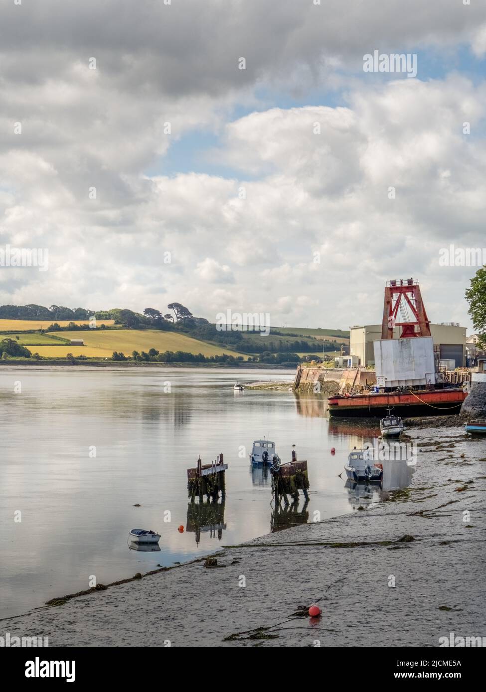 APPLEDORE, NORTH DEVON, Großbritannien - JUNI 14 2022: Blick auf die Mündung des Taw Torridge bei Appledore, mit dem alten schwimmenden Kran von Cowans Sheldon im Vordergrund. Stockfoto