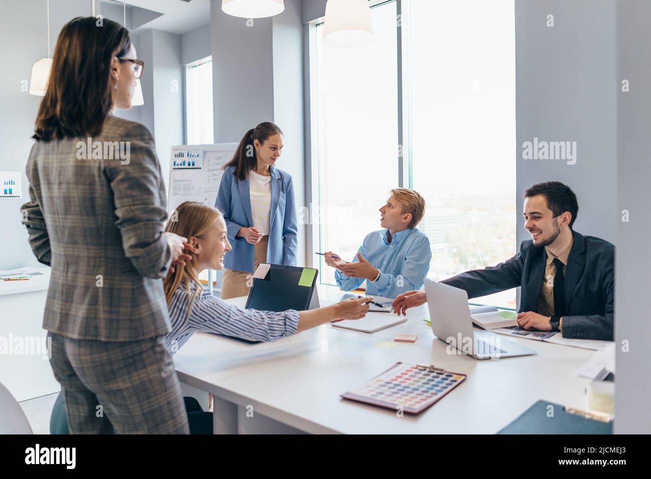 Kollegen besprechen Geschäftsideen während der Arbeit im Büro. Stockfoto