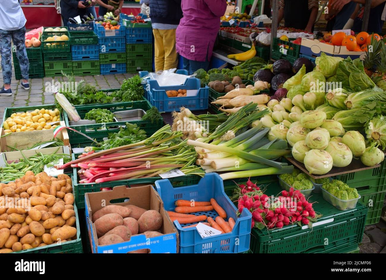 Einkaufen von Gemüse und Lebensmitteln an einem Marktstand in europa. Stockfoto