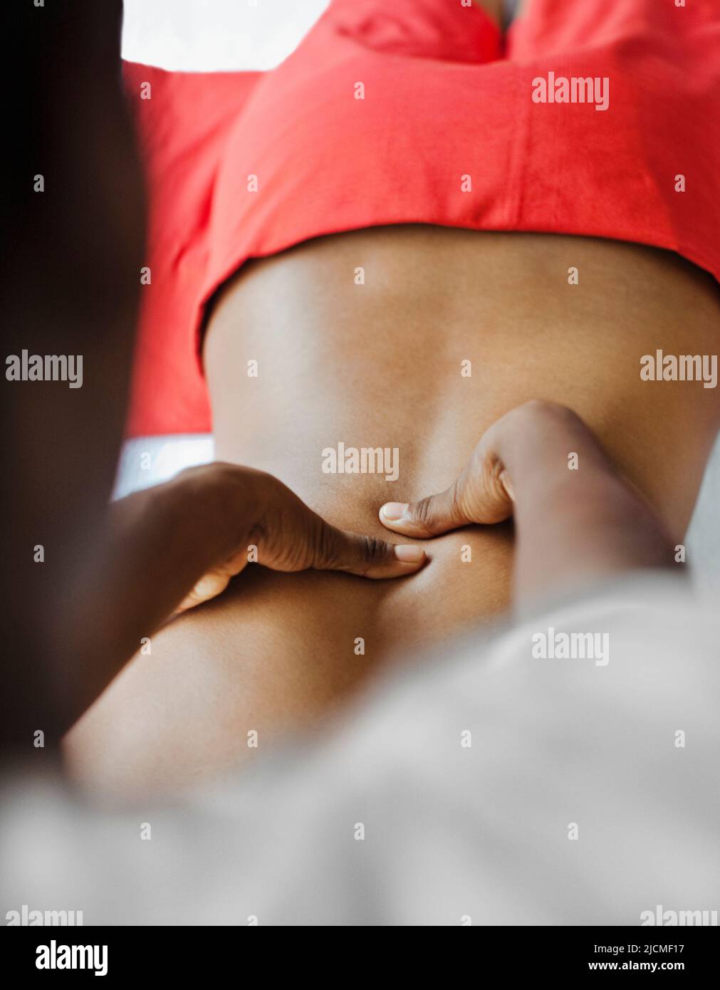 Eine Frau erhält eine Tiefengewebemassage im Sahana Spa, Saman Villas, Aturuwella, Bentota, Sri Lanka. Diese Massagebehandlung konzentriert sich auf die tiefere l Stockfoto