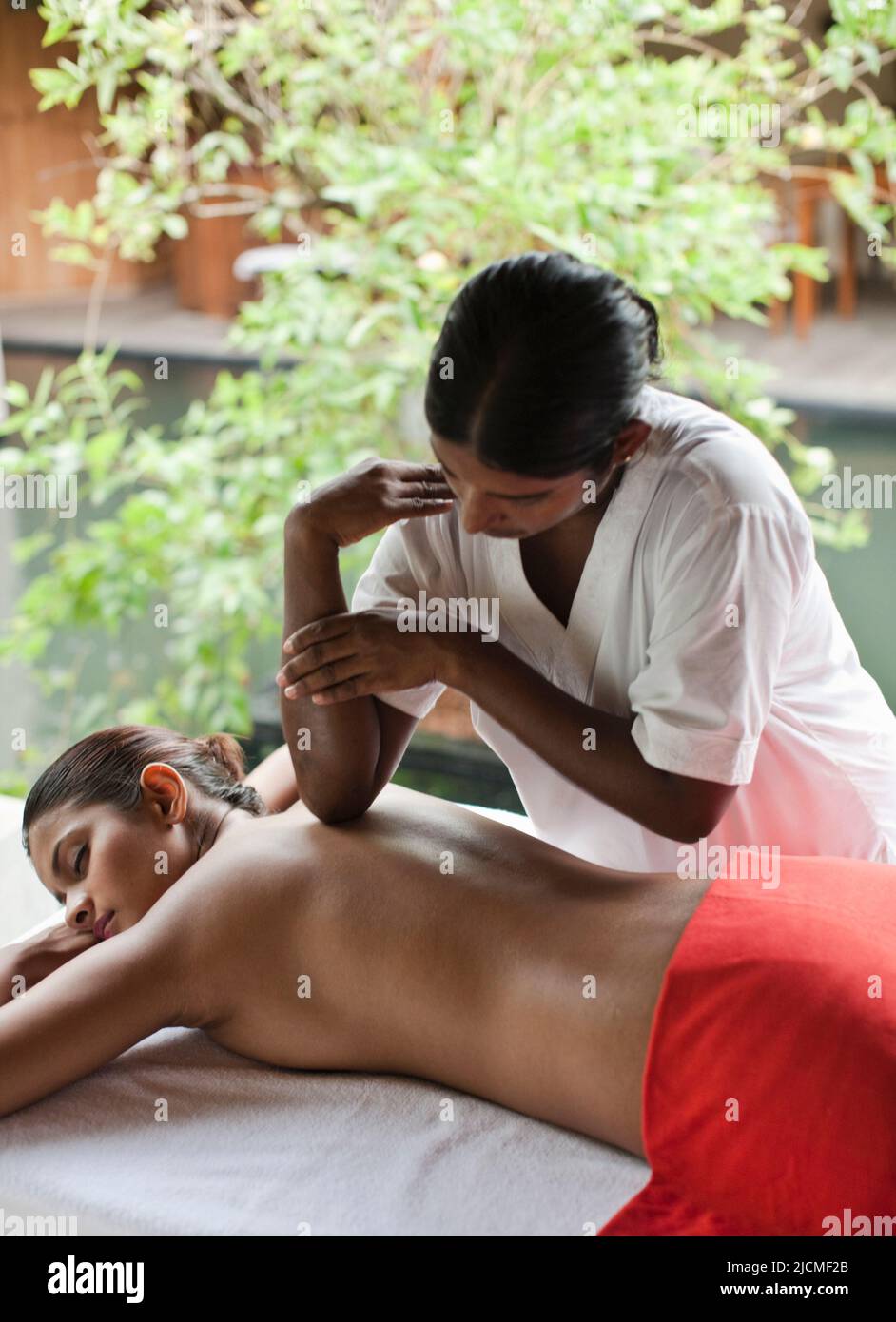 Eine Frau erhält eine Tiefengewebemassage im Sahana Spa, Saman Villas, Aturuwella, Bentota, Sri Lanka. Diese Massagebehandlung konzentriert sich auf die tiefere l Stockfoto