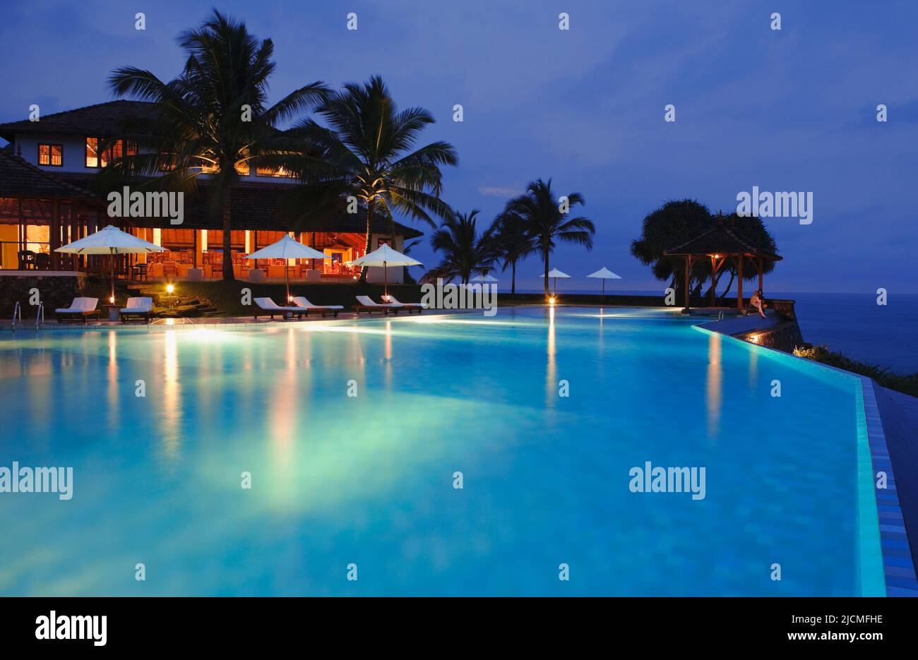 In einem Resort in Sri Lanka befindet sich ein Überlaufpool auf einer Klippe mit Blick auf den Indischen Ozean. Aturuwella, Bentota, Sri Lanka. Stockfoto