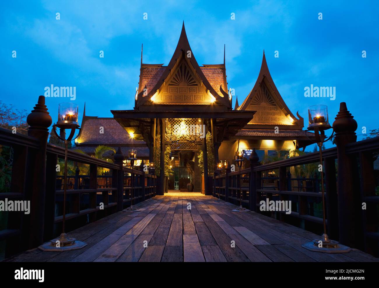 Außenansicht eines thailändischen Resortrestaurants in der Abenddämmerung. Phuket, Thailand. Stockfoto