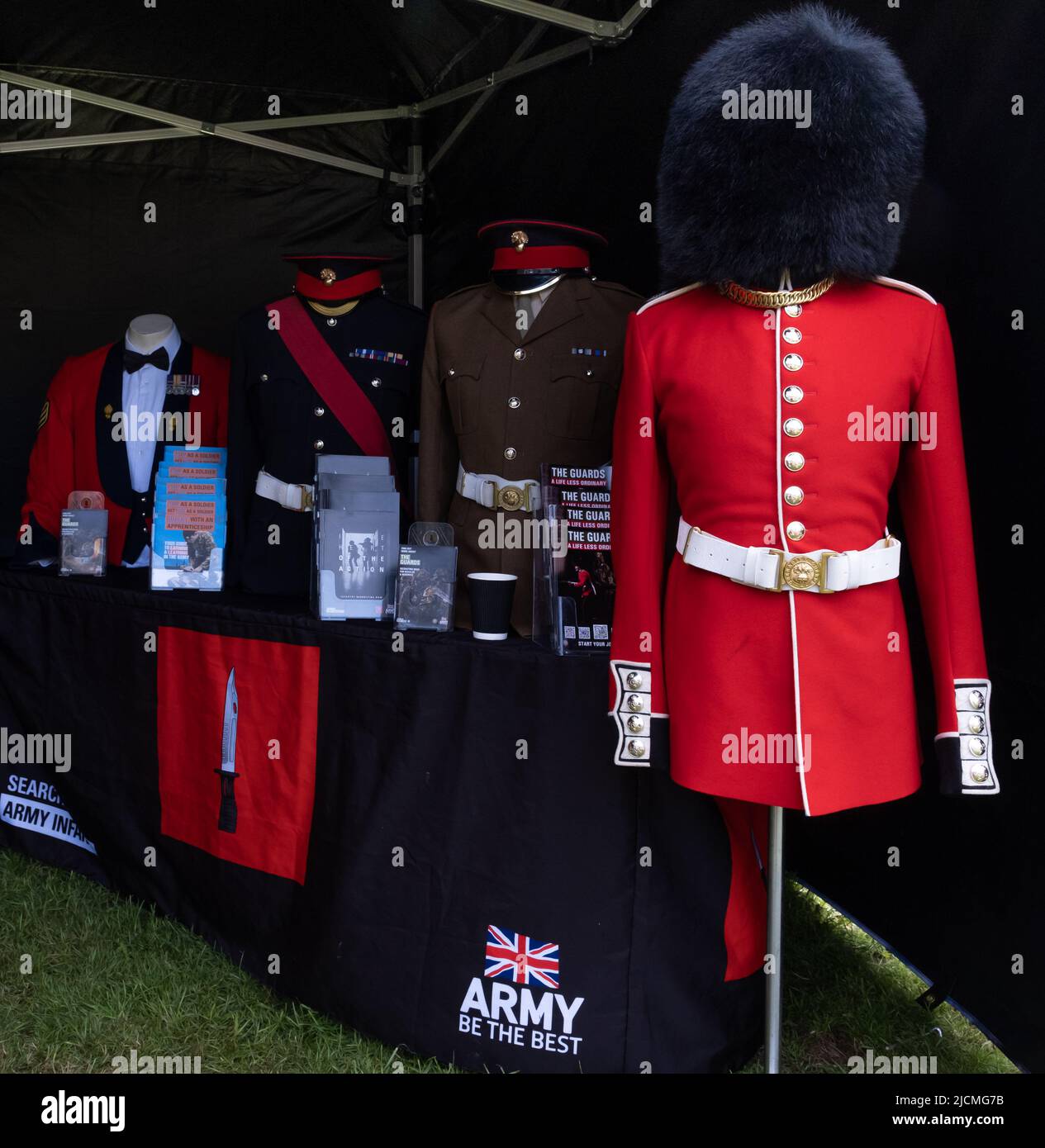 Traditionelle rote Garde-Uniform mit Bärenfellhut und andere Armeeuniformen, die als Teil der Armeeausstellung auf der Royal Cornwall Show 2022 ausgestellt wurden. Service Stockfoto