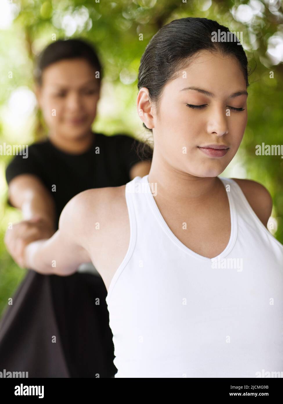 Eine Frau erhält eine Thai-Massage im Freien in einer Cabana am Pool. Phuket, Thailand. Stockfoto