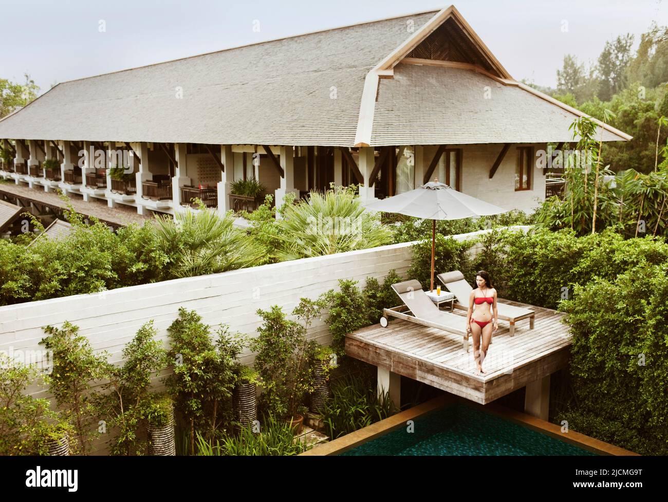 Frau in privater Pool-Villa in einem Resort, Phuket, Thailand. Stockfoto