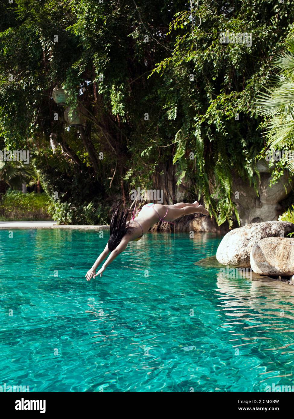 Frau schwimmende in einem Resort-Pool. Phuket, Thailand. Stockfoto