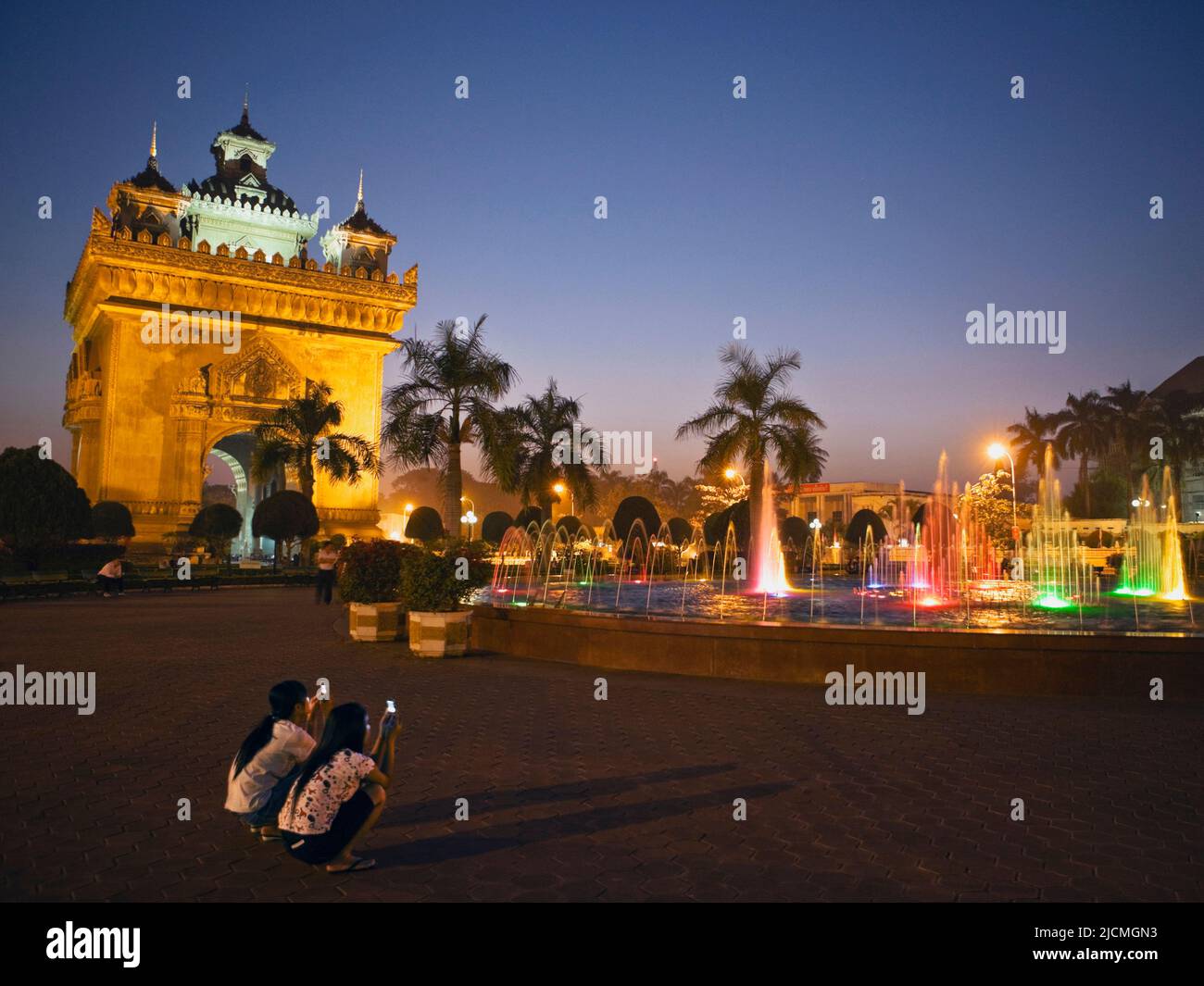 Eine Wasser- und Lichtanzeige vor Patuxai (Victory Gate), Vientiane, Laos P.D.R. Stockfoto