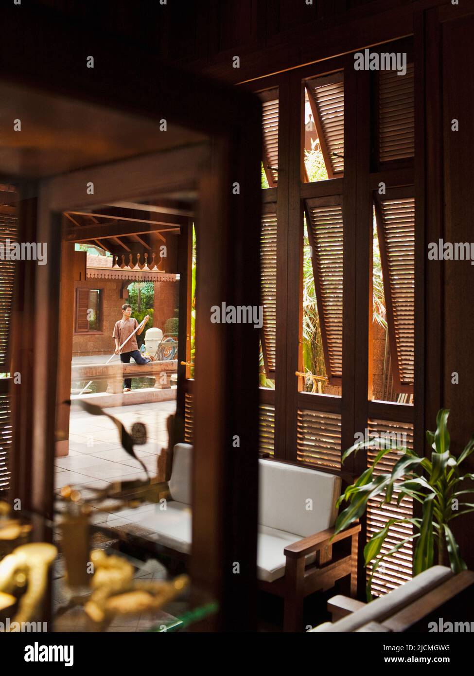 Eine Innenaufnahme von Fensterläden im französischen Stil aus der Lobby des La Residence d'Angkor, Siem Reap, Kambodscha. Die Architektur des Resorts ist eine Fusion von Frenc Stockfoto