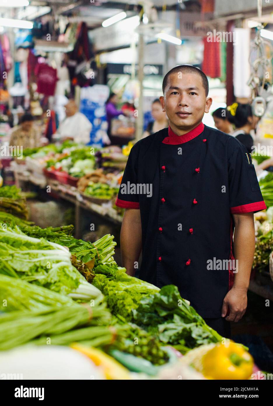 Asiatischer Rüde Sous Chef beim Einkauf auf dem Gemüsemarkt in Siem Reap, Kambodscha. Die Markttour und der Kochkurs sind eine Gästeaktivität. Stockfoto