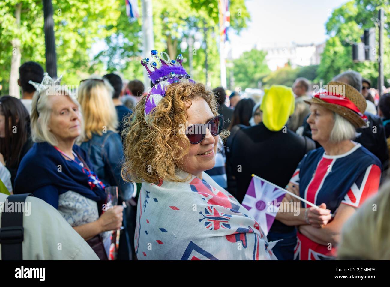 Frau in der Mall in London, England. Das Platin-Jubiläum von Königin Elizabeth II. Wird 2022 gefeiert Stockfoto