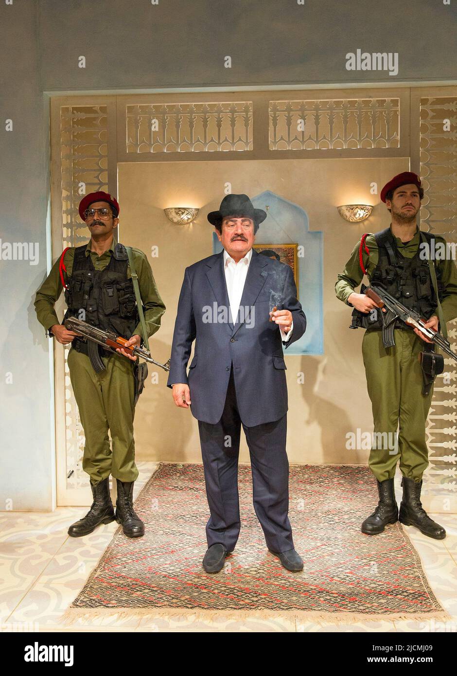 Zentrum: Steven Berkoff (Saddam Hussein) beim ABENDESSEN MIT SADDAM von Anthony Horowitz in der Menier Chocolate Factory, London SE1 22/09/2015 Design: Tim Shortall Beleuchtung: Howard Harrison Regie: Lindsay Posner Stockfoto