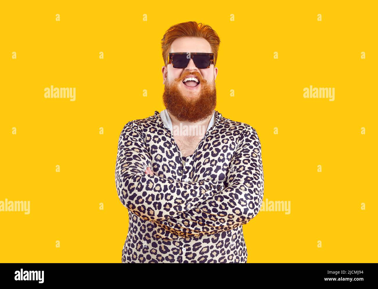 Porträt von seltsamen komischen kühlen molligen bärtigen Mann isoliert auf orangefarbenem Hintergrund. Stockfoto