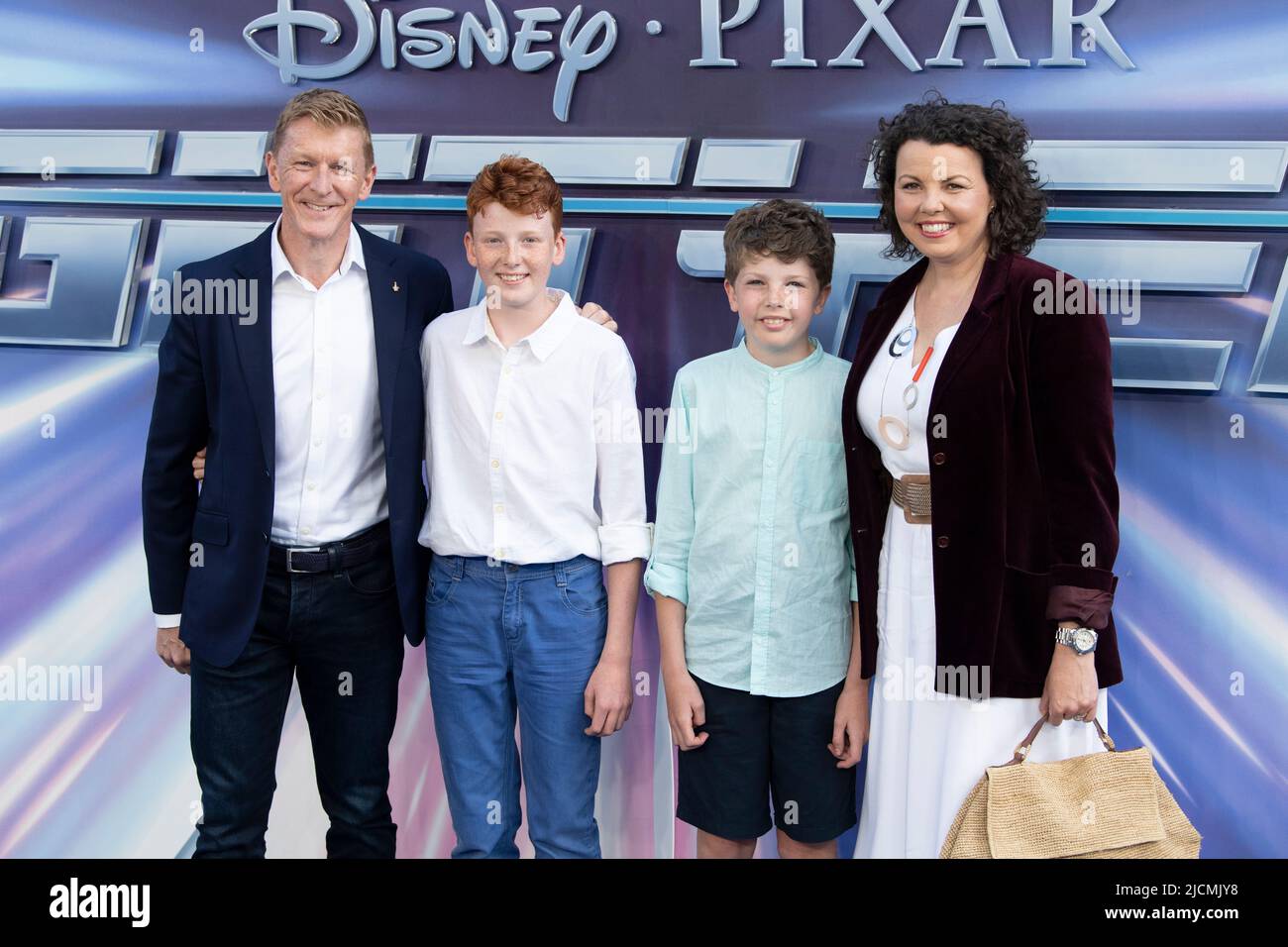 Tim Peake und Familie nehmen an der britischen Premiere von „Lightyear“ am 13. Juni 2022 auf dem Cineworld Leicester Square in London, England, Teil. Stockfoto