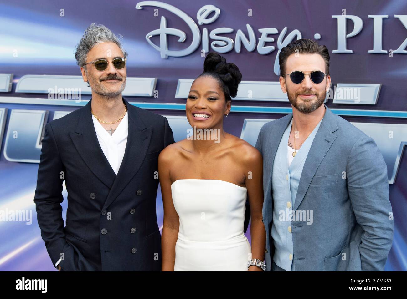 Taika Waititi, Keke Palmer und Chris Evans nehmen an der britischen Premiere von „Lightyear“ auf dem Cineworld Leicester Square am 13. Juni 2022 in London, England, Teil. Stockfoto