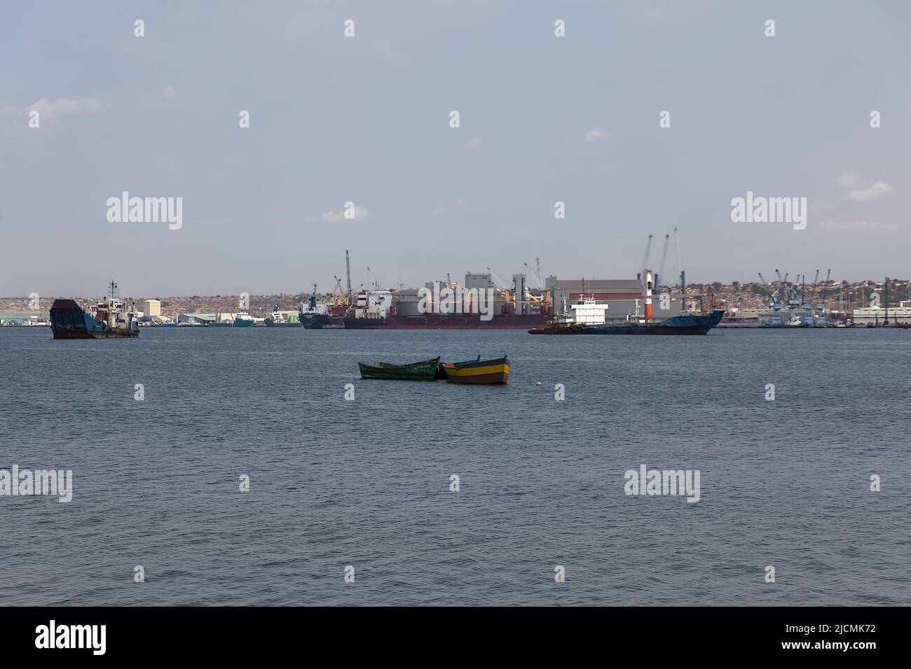 Luanda Angola - 10 13 2021: Blick auf Fischerboote, Öltanker und Hafen von Luanda, Hafenlogistikzentrum mit Containern im Hintergrund, Luanda, Angol Stockfoto