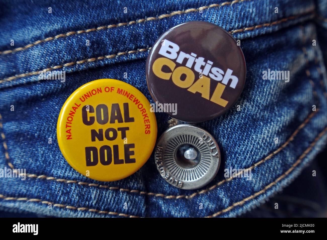 Coal Not Dole & British Kohleabzeichen auf einer Denim-Jacke der Miner-Anhänger, britischer Streit von 1984, NUM gegen Margaret Thatcher, die Bergleute Stockfoto