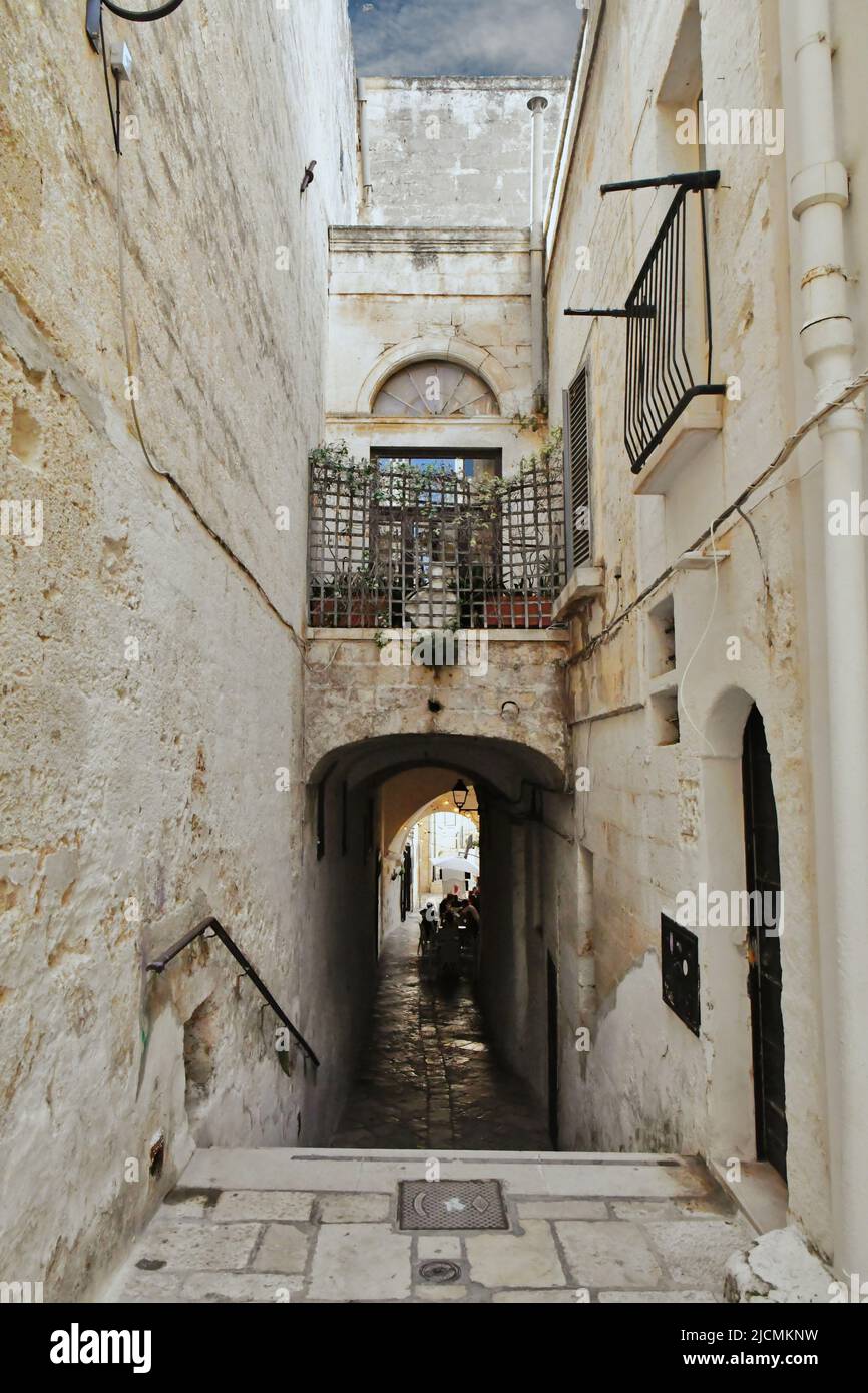 Eine kleine Straße zwischen den alten Häusern von Polignano a Mare. Mittelalterliche Stadt in der Region Apulien in Italien. Stockfoto