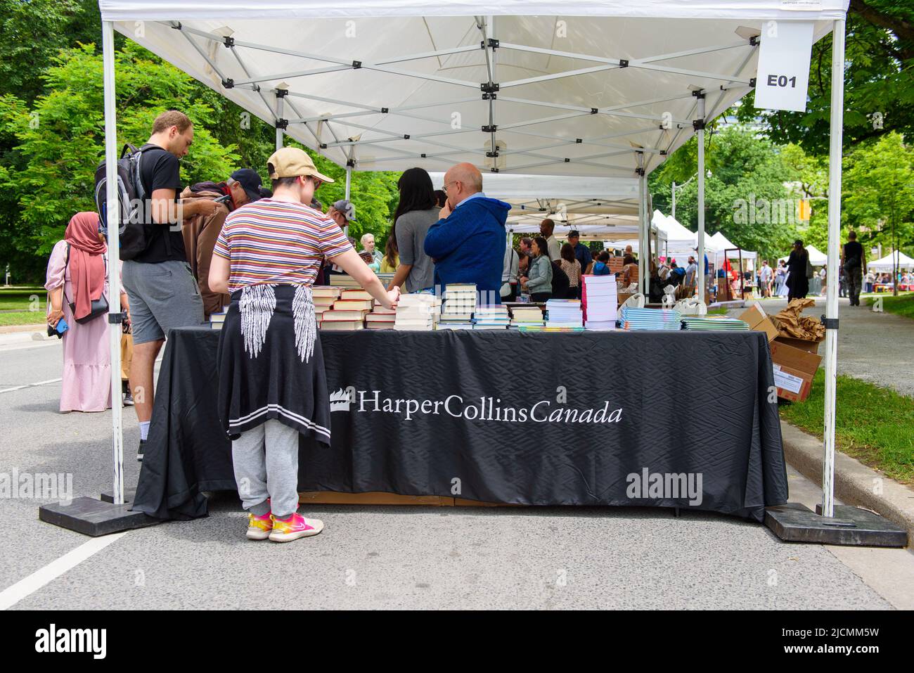 Leute, die Bücher von Harper Collins Canada während des Word on the Street Festivals durchstöbern. Der Straßenkiosks befindet sich im Queen's Park Circle, wo das an Stockfoto