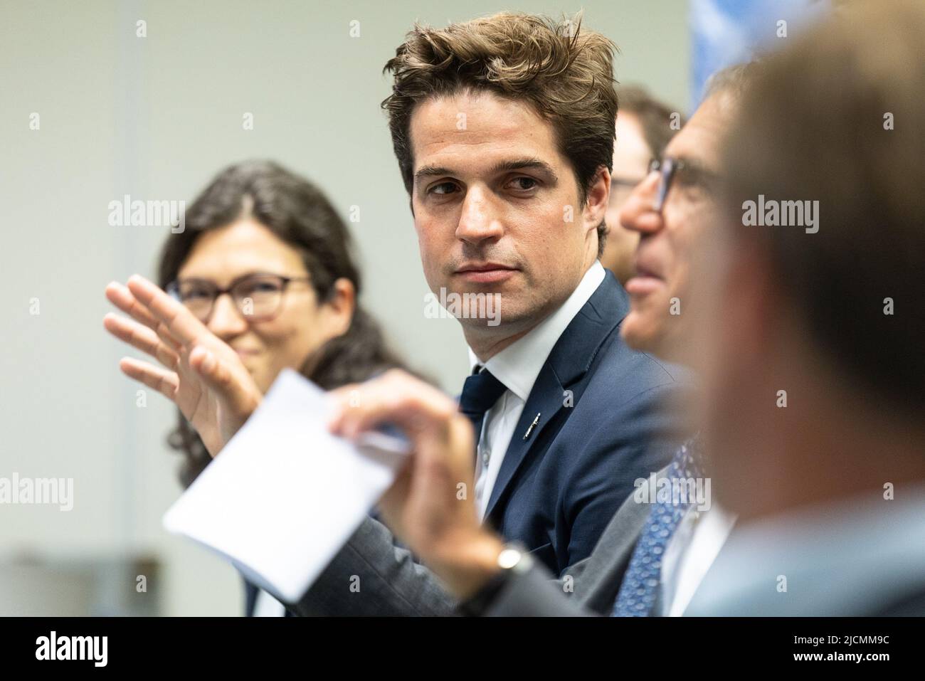 Staatssekretär für Wissenschaftspolitik Thomas Dermine Besuch im Thales Alenia Space in Mont-sur-Marchienne, Charleroi, Dienstag, 14. Juni 2022. Das Management von Thales Alenia Space wird die vielversprechenden NewSpace-Themen des Satellitensektors diskutieren: Elektrischer Antrieb, Digitalisierung von Satelliten für mehr Flexibilität der Missionen, Konstellationen und Nachhaltigkeit des Weltraums. Vor dem Hintergrund der Beschleunigung von Innovationen wird sie ihren Ansatz der „Open Innovation“ mit dem Ökosystem von Startups, KMU und Forschungslabors diskutieren, insbesondere auf lokaler und europäischer Ebene. BELGA FOTO JAMES ARTHUR GE Stockfoto