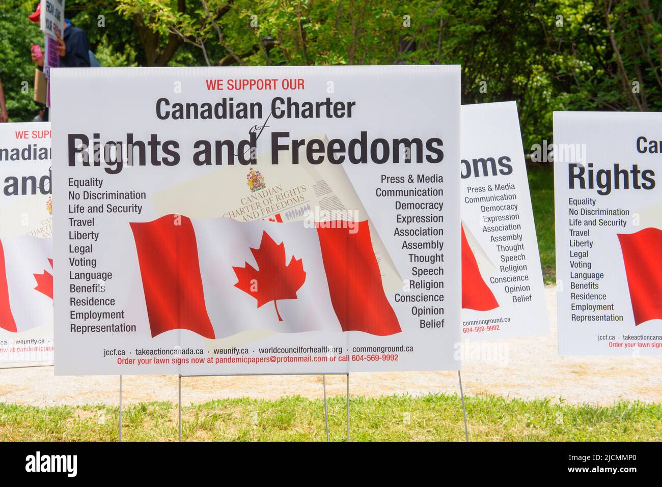 Eine Gruppe von Schilder mit der kanadischen Flagge und Text im Zusammenhang mit der kanadischen Charta der Rechte und Freiheiten. Stockfoto