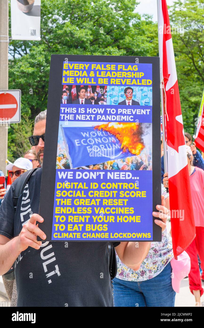 Ein Mann hält ein Schild während eines Protestes, der das Wort auf dem Street Festival im Queen's Park Circle überholen wird. Stockfoto