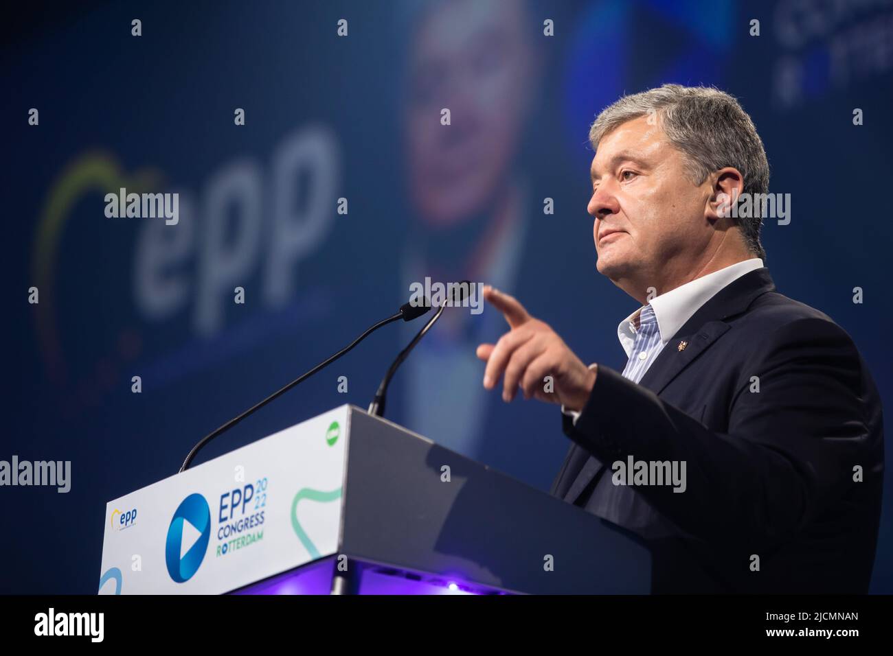 Der fünfte Präsident der Ukraine, Petro Poroschenko, spricht während des Kongresses der Europäischen Volkspartei die Europäische Volkspartei (EVP) hat ihren Kongress 27. in Rotterdam abgeschlossen, der von Christen Democratisch Appèl (CDA) gemeinsam ausgerichtet wurde. Dieser Kongress markierte das Ende des Mandats von EVP-Präsident Donald Tusk. Tusk, ein leidenschaftlicher Verteidiger der Rechtsstaatlichkeit und der europäischen Werte, hat die Partei durch schwierige Zeiten geführt, die von einer globalen Pandemie, der Erosion demokratischer Prinzipien und der russischen Invasion in der Ukraine gekennzeichnet sind. Stockfoto