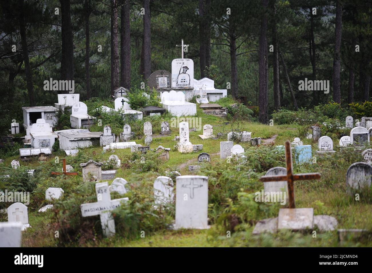 Mountain Province, Philippinen: Die weißen Gräber des Calvary Hill Cemetery, wo die Einheimischen von Sagada ihre Toten ordentlich begraben. Stockfoto