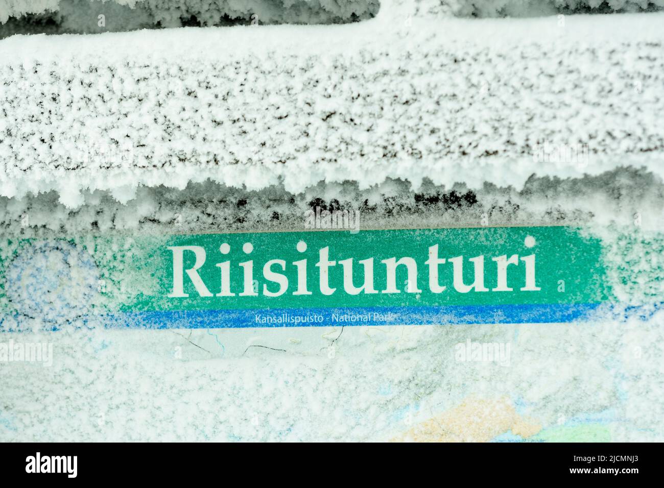 Informationstafel im Riisitunturi-Nationalpark in Finnland mit Frost bedeckt Stockfoto