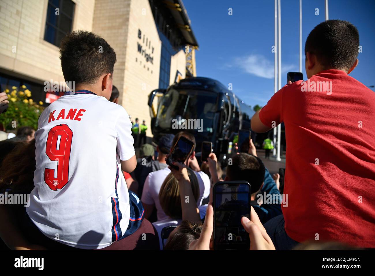 Fußball - UEFA Nations League - Gruppe C - England gegen Ungarn - Molineux Stadium, Wolverhampton, Großbritannien - 14. Juni 2022 Fans beobachten, wie der England-Bus vor dem Spiel VOR dem Stadion ANKOMMT REUTERS/Toby Melville Stockfoto