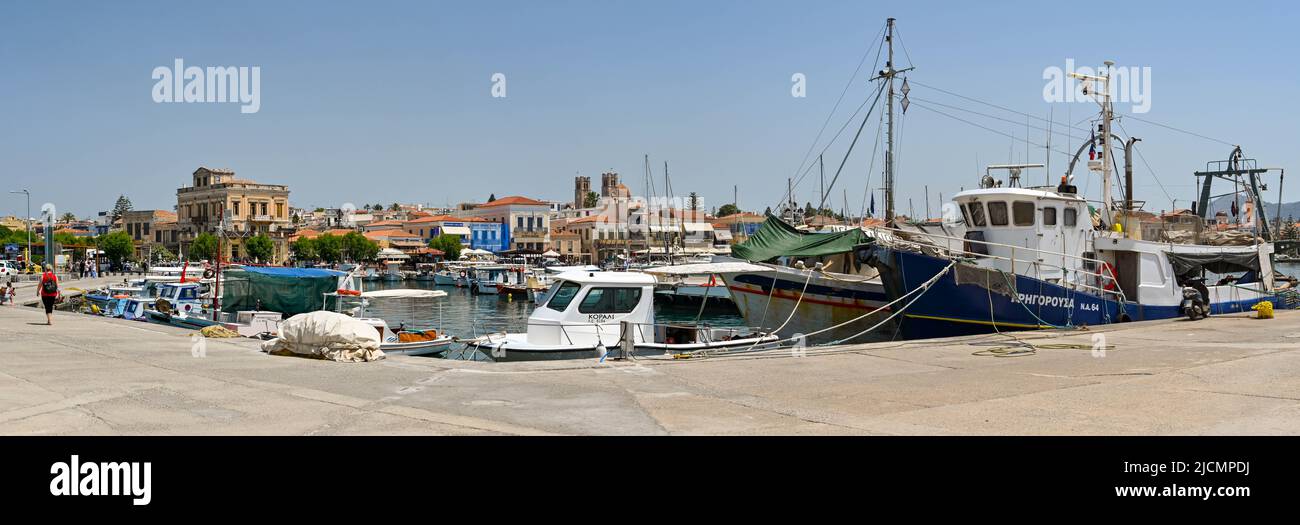 Aegina, Griechenland, - 2022. Mai: Panoramablick auf den Hafen auf der Insel Aegina, die 17 Meilen von der Küste Athens entfernt liegt Stockfoto