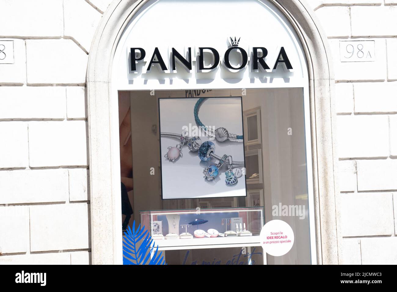Ein Ladenschild von PANDORA, am 07. Mai 2022 in Roma, Italien. Foto von David Niviere/ABACAPRESS.COM Stockfoto