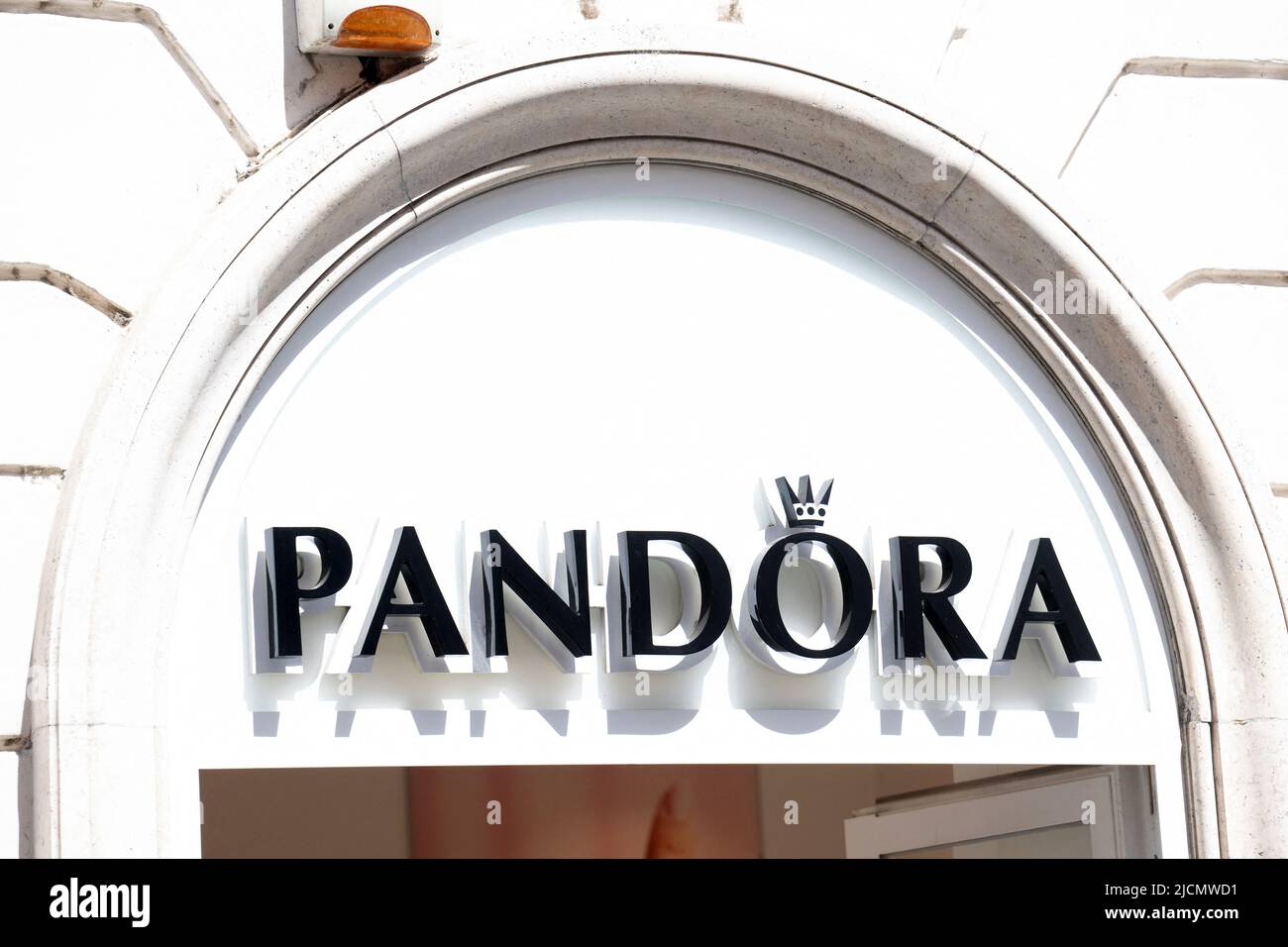 Ein Ladenschild von PANDORA, am 07. Mai 2022 in Roma, Italien. Foto von David Niviere/ABACAPRESS.COM Stockfoto