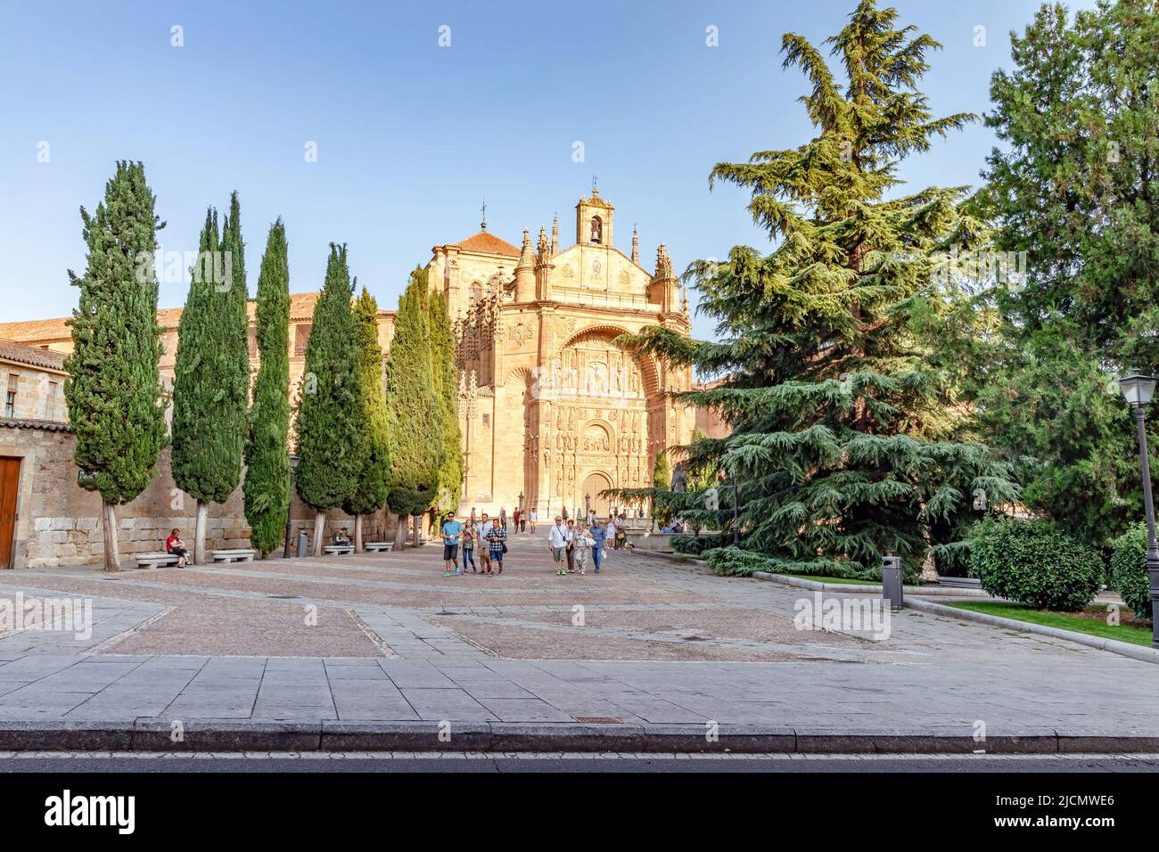 Salamanca - 10. September 2017: Touristen besuchen das Kloster St. Esteban in Salamanca, Kastilien und Leon, Spanien Stockfoto