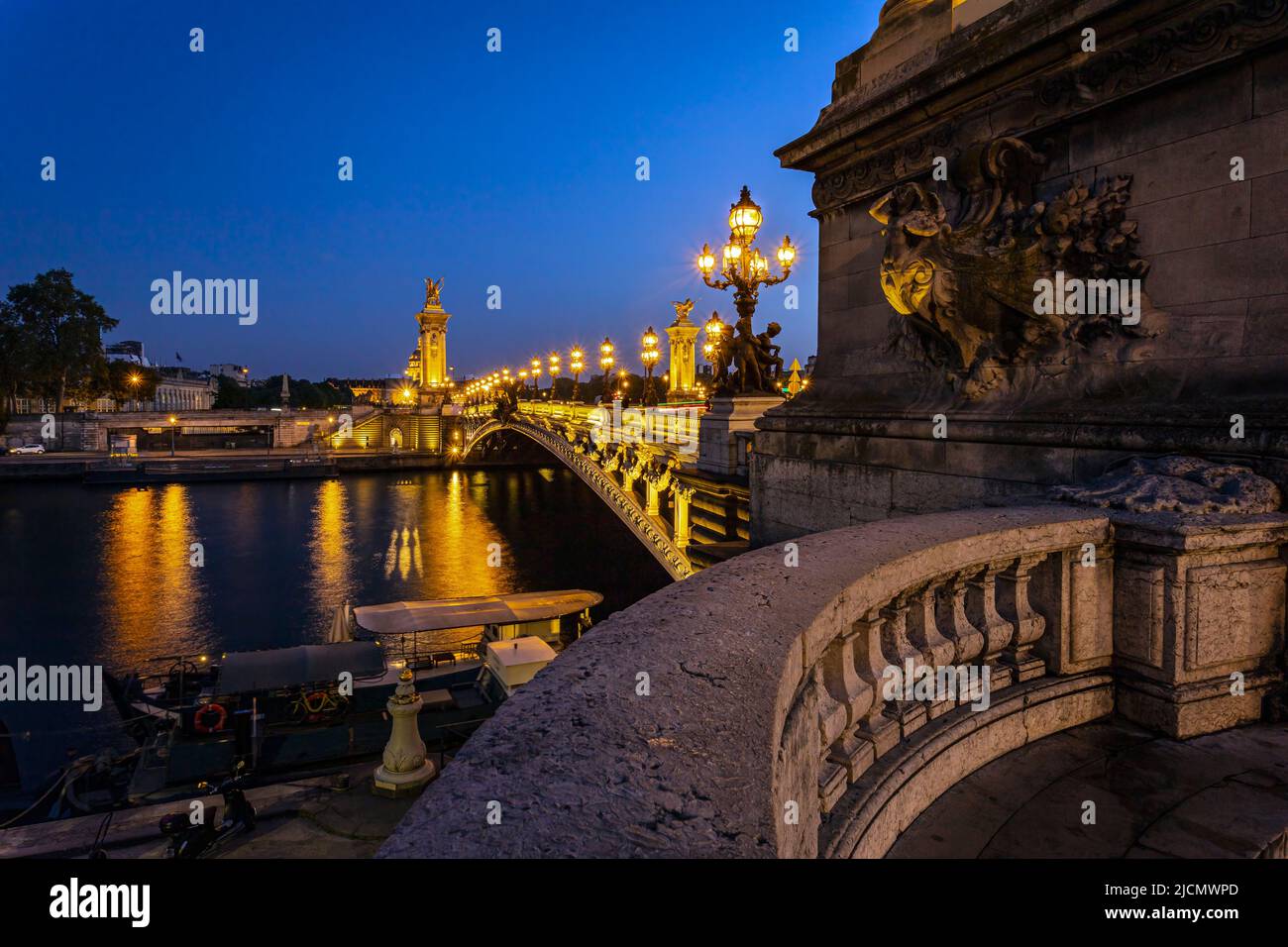 Die Alexander-III-Brücke leuchtet zur blauen Stunde. Foto aufgenommen am 25.. April 2022 in Paris, Frankreich. Stockfoto