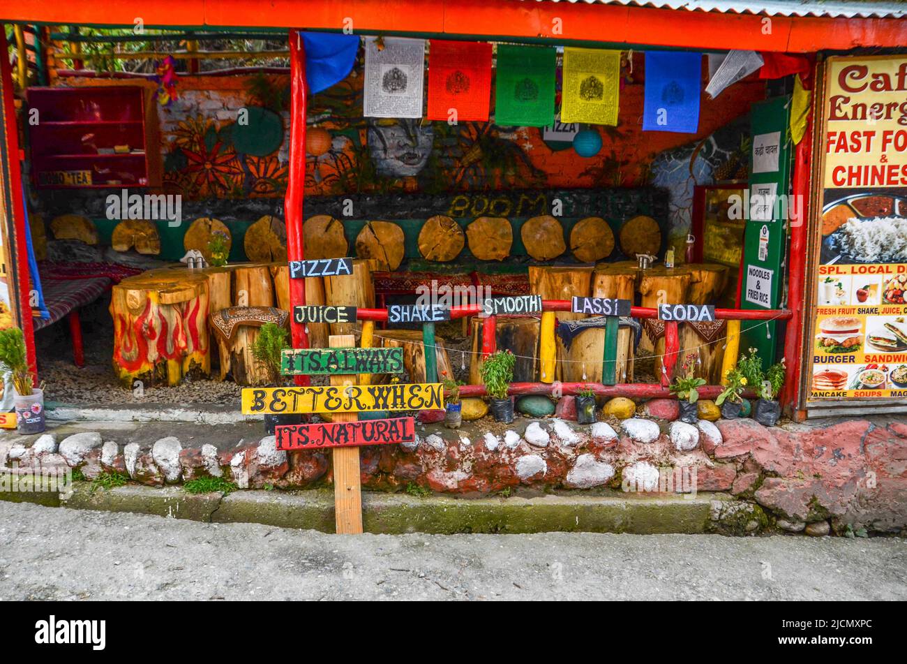 Tibetisches Café in Manali, Himachal Pradesh, Indien traditionell farbenfroh Stockfoto