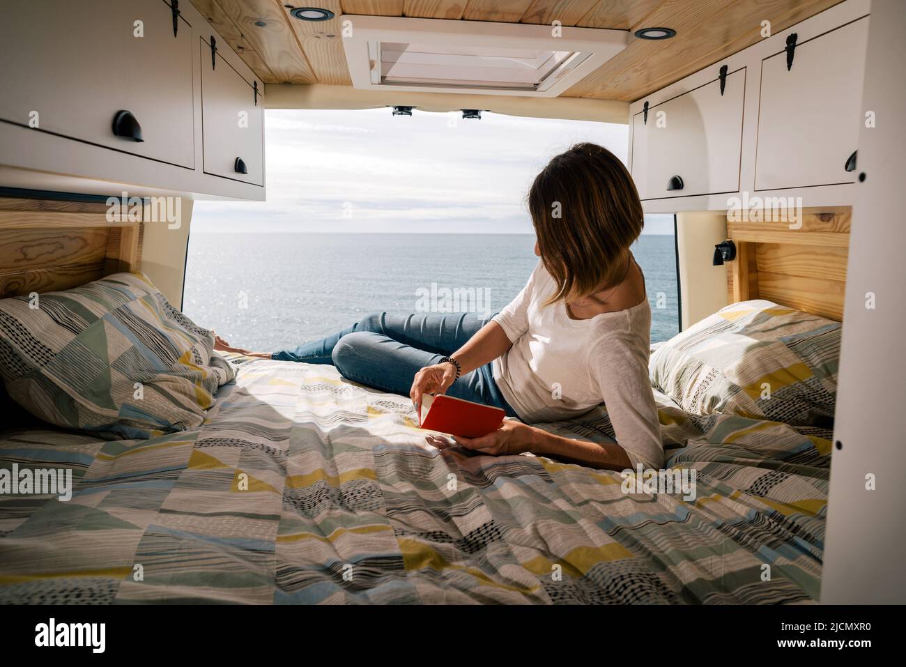 Vanlife, Lifestyle, van, lesen, Buch, Freiheit, wild, Fahrzeug, Transport, Wohnwagen, Landschaft, aktiv, Urlaub, Camper, Camp, Frau, Literatur, Stockfoto