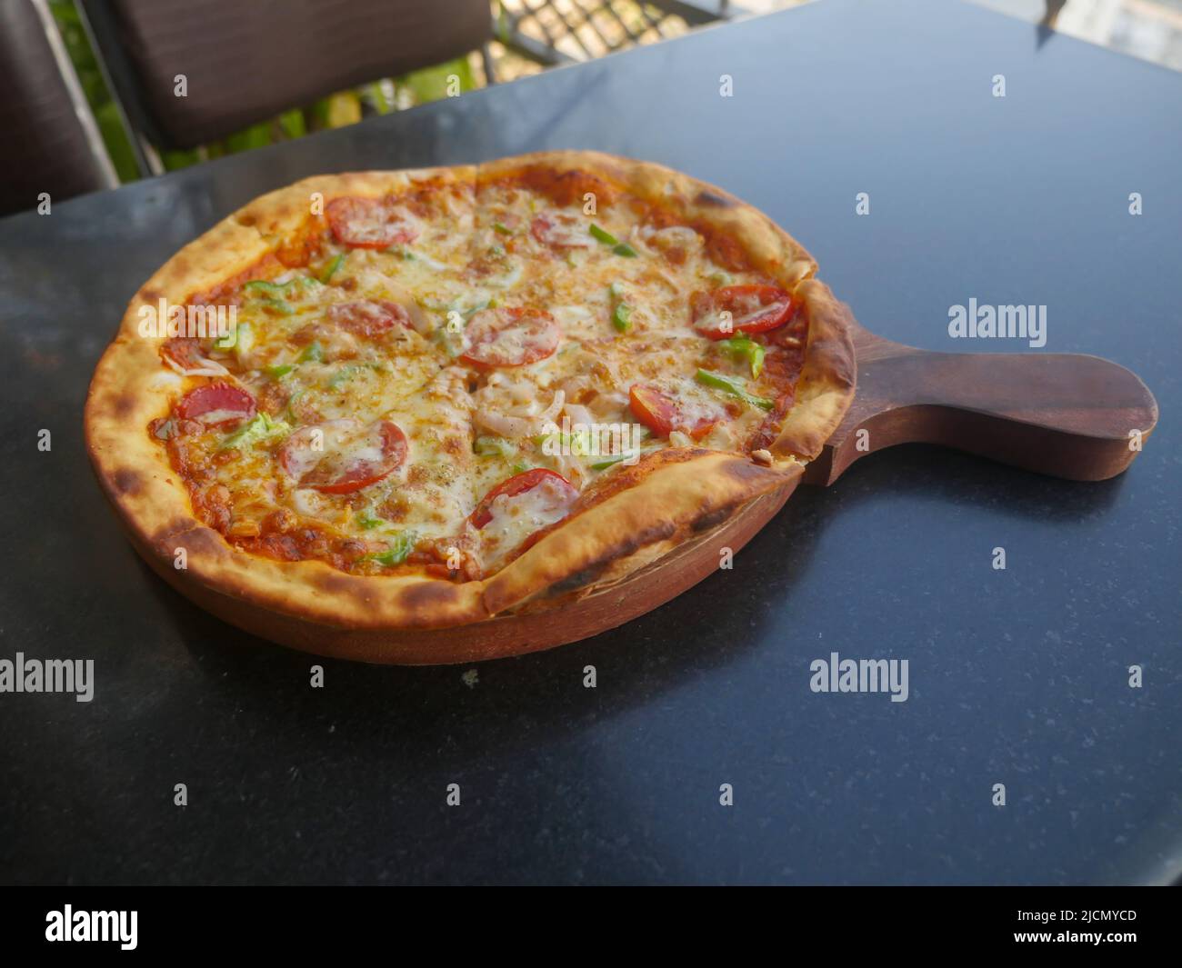 Indische vegetarische Käse Pizza mit Tomaten, Paprika und Zwiebeln gekrönt. Gemüse Pizza in indien Stockfoto