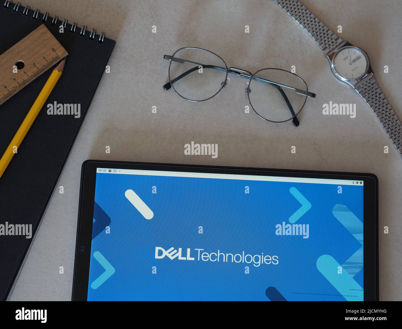 In dieser Abbildung wird das Dell Technologies-Logo auf einem Tablet angezeigt. Stockfoto