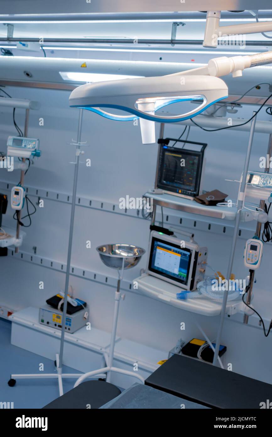 Mobiles mobiles Krankenhaus mit Schiebemodul. Innenraum eines neuen mobilen Militärkrankenhauses. Stockfoto