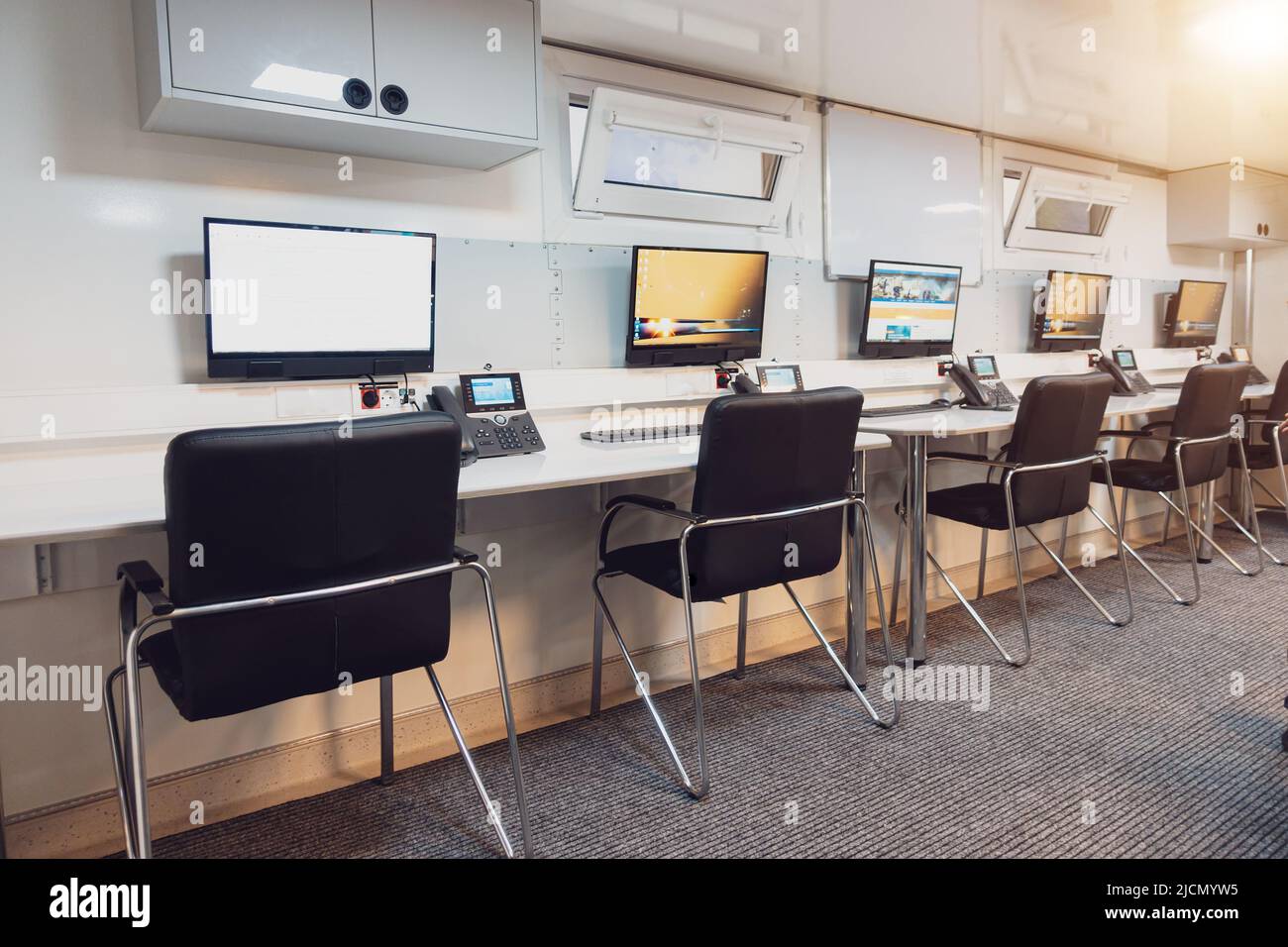 Autonomer mobiler Notkontrollraum. Innenraum der Notleitwarte. Stockfoto