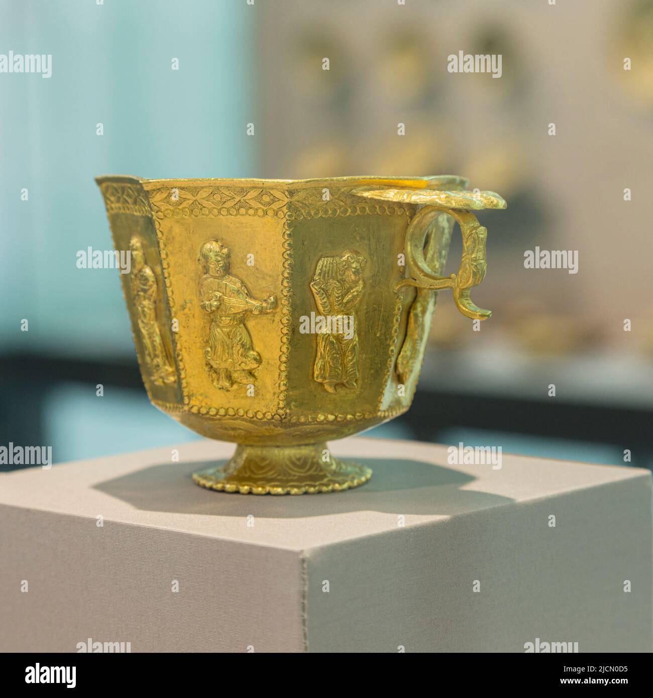 A Tang Dynasty, 618 - 907 n. Chr., chinesische goldene achteckige Tasse mit Musikern und Tänzern aus der Zeit um 830. Das Stück stammt aus dem Tang-Schiffswrack, ebenfalls k Stockfoto